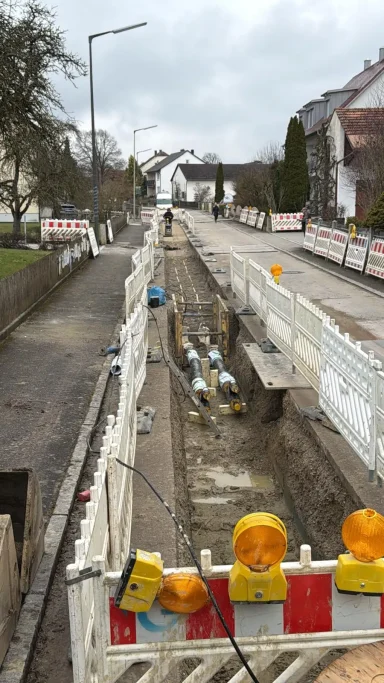 Fernwärme Graben in Dachau Tiefbau und Aushubarbeiten für Fernwärmeleitungen im Raum Dachau
